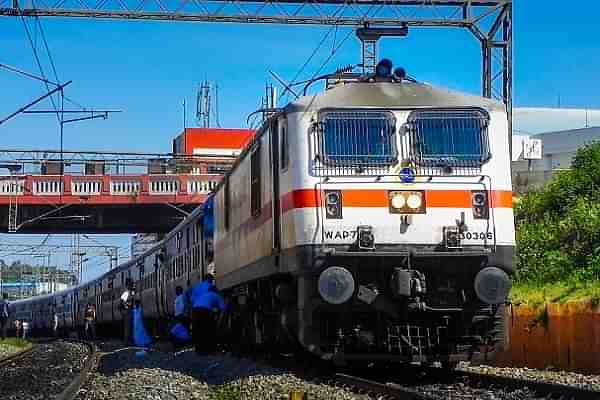 A WAP-7 locomotive of the Indian Railways (Pramath S B/Wikimedia Commons)