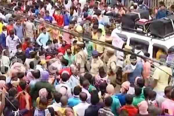 Migrants protesting on the streets in Kerala (Pic via Matrubhumi)