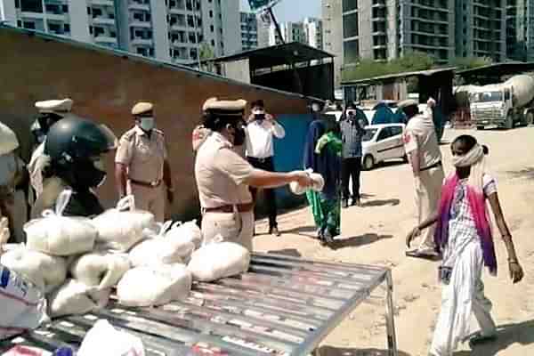 Delhi police distributing food packets&nbsp;