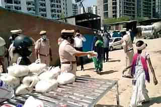 Delhi police distributing food packets&nbsp;