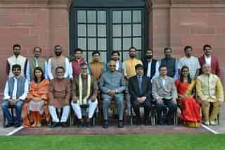 President Kovind with the Lalit Kala awards recipients (Pic Via Twitter)