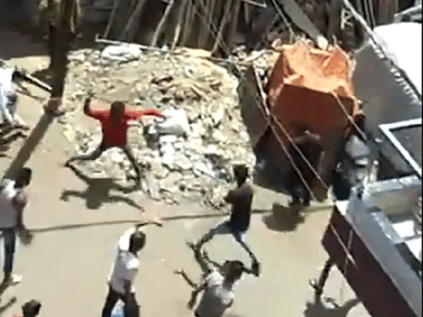 A screenshot of medical staff being attacked by a mob in Indore (Picture via Twitter)