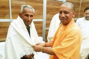Yogi Adityanath with his father (@UdayMahurkar/Twitter)