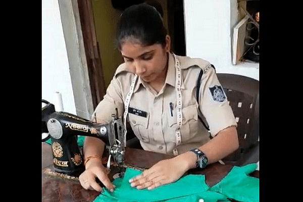 MP cop sewing face masks (@BiswalAnil/Twitter)