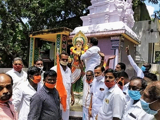 BJP, Hindu Munnani, and RSS cadres after uncovering and garlanding the statue