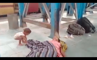 The toddler with her deceased mother at Muzaffarpur railway station (video screengrab)