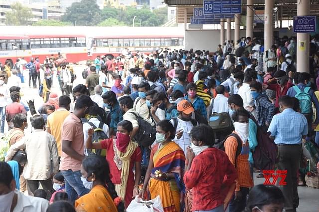 Migrant workers at Majestic bus station in Bengaluru (Image Courtesy: Social News XYZ)