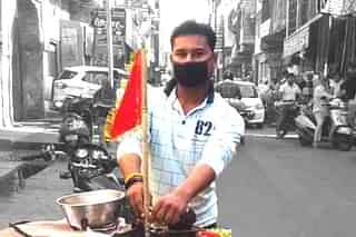 A fruit seller with a saffron flag on his cart. (Twitter)