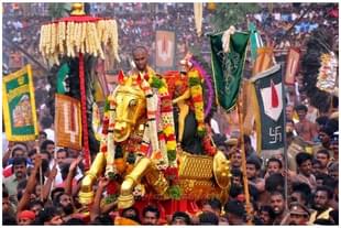 Lord Kallazhagar being taken in a procession.  