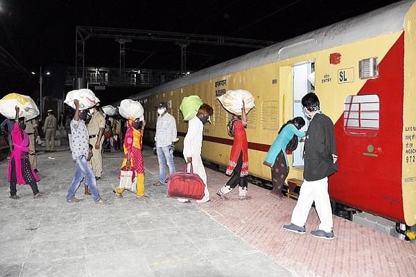 Migrants boarding train in Andhra Pradesh (@APPOLICE100/Twitter)