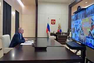Russian President Vladimir Putin in a meeting with officials (Pic Via Twitter)