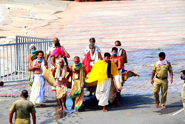 Priests carrying the elephant costume of Lord Jagannath (@IPR_Odisha/twitter)