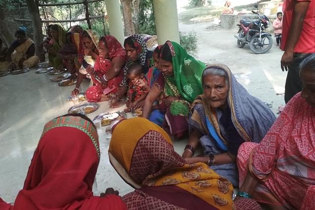A photograph of a community feast initiative to remove ‘bhedbhaav’ in Fatehpur village of Vaishali district of Bihar/photo shared by a resident&nbsp;