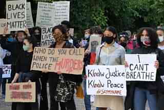 Protest against racism and police violence at the US embassy in Berlin after the murder of George Floyd by a police officer in the United Stats on 30 May 2020. (Leonhard Lenz)


