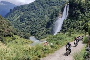 Army personnel on a biking expedition. (pic: Twitter)