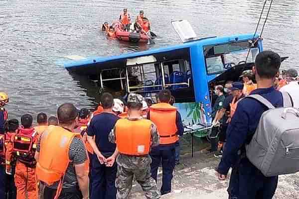 Bus being pulled out of the water (Pic via Twitter)