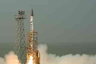 The First ever test of the Indian Advanced Air Defence (AAD) Missile, conducted in 2007 (Photo by Sniperz11)