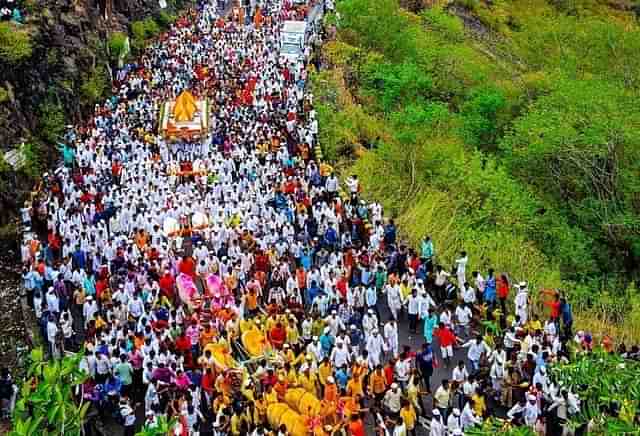 Warkaris on the way to Pandharpur (PC:@aadiyogi20/twitter)