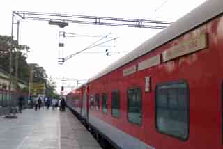 Mumbai-Delhi August Kranti Rajdhani Express at Palghar. (Superfast1111/Wikimedia Commons