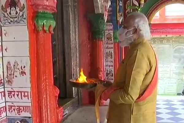 PM Modi performs puja at Hanuman Grahi temple (@ANI)