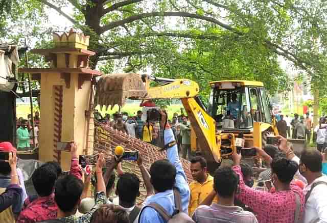 Vandalism at Shantiniketan. (Governor West Bengal/Twitter)