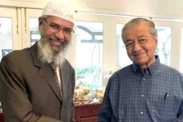 Zakir Naik meets Malaysian Prime Minister Mahathir Mohamad.&nbsp;