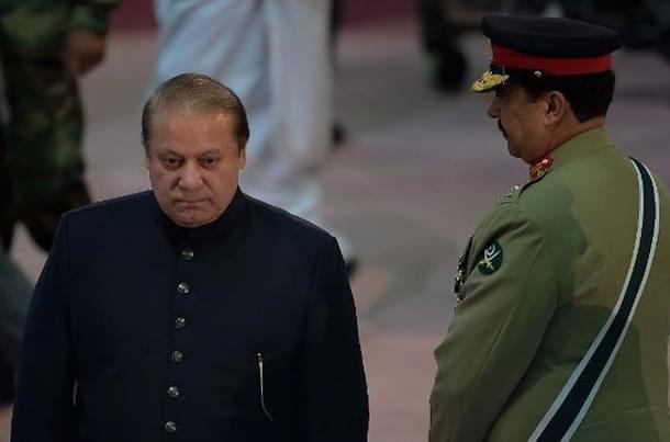 Nawaz Sharif walks past Raheel Sharif (AAMIR QURESHI/AFP/GettyImages)