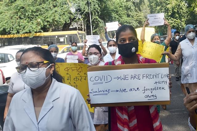 Doctors and healthcare workers of Delhi's Hindu Rao Hospital (Picture: Twitter/@ANINDYAtimes)