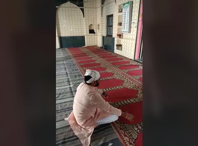A still from video of Manupal Bansal reciting Hanuman Chalisa inside a mosque on 3 November