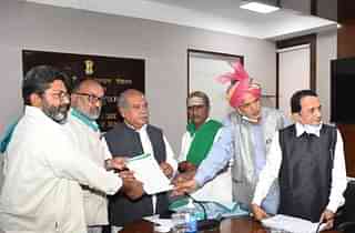 Farmers hand over a memorandum to Union Agriculture Minister Narendra Singh Tomar.