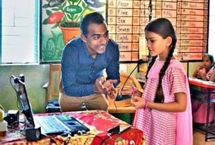 Maharashtra teacher Ranjitsinh Disale (Source: @dnyanesh_malode/Twitter) 