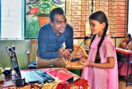 Maharashtra teacher Ranjitsinh Disale (Source: @dnyanesh_malode/Twitter) 