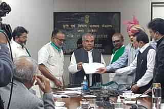 Farmers hand over a memorandum to Union Agriculture Minister Narendra Singh Tomar (representative image)