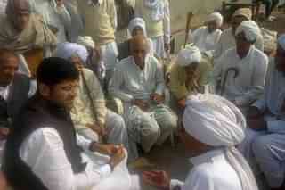 Dushyant Chautala speaking to farmers.