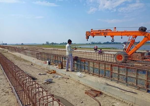 Gorakhpur Link Expressway under construction. 