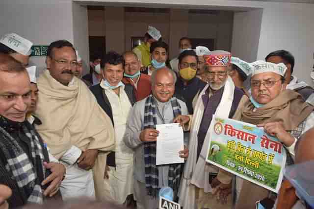 Kisan Sena representatives with Agriculture Minister Narendra Singh Tomar (Pic Via Twitter)