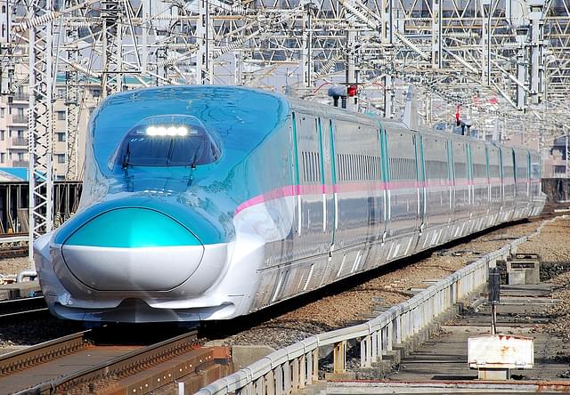 JR East E5 series shinkansen set U3 approaching Omiya Station on the “Hayabusa 4” service to Tokyo . (Wikipedia) &nbsp;