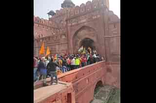 Farmer protesters reach Red Fort, try to break down the gate (Source: @htTweets/Twitter)
