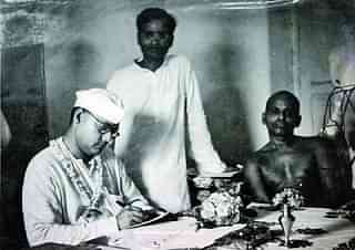 A picture of Netaji Subhash Chandra Bose with the then Shankaracharya of Puri (Source: @INCIndia/Twitter)&nbsp;