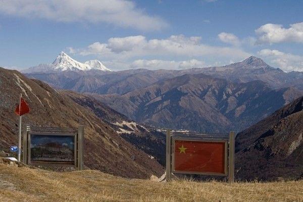 
Picture of the Patola Palace, left, and the Chinese flag, on the 
Chinese side of the international border at Nathula Pass, in Sikkim.

 <a href="https://www.flickr.com/photos/shons/">(Shayon Ghosh/Flickr)</a>
						
			






