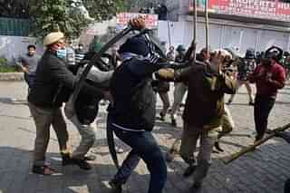 Delhi Police arrested accused Ranjeet Singh for attacking SHO Alipur with sword (Pic Via Twitter)