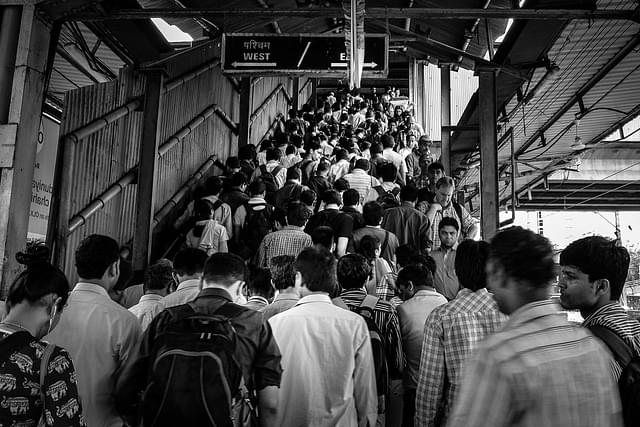Mumbai local station (Flickr) 