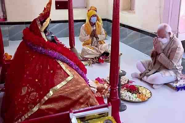 PM Modi at Jeshoreshwari Kali temple (Pic Via Twitter)