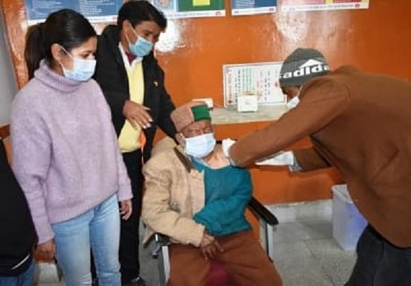 103 year old Shyam Saran Negi getting vaccinated in Kinnaur (IANS)