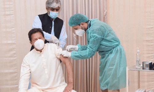 Pak PM Imran Khan got vaccinated on Thursday (Pic via Dawn News)