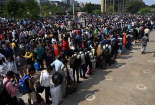 Crowd gathered outside Lokmanya Tilak Terminus in Mumbai (@TOIMumbai/Twitter)