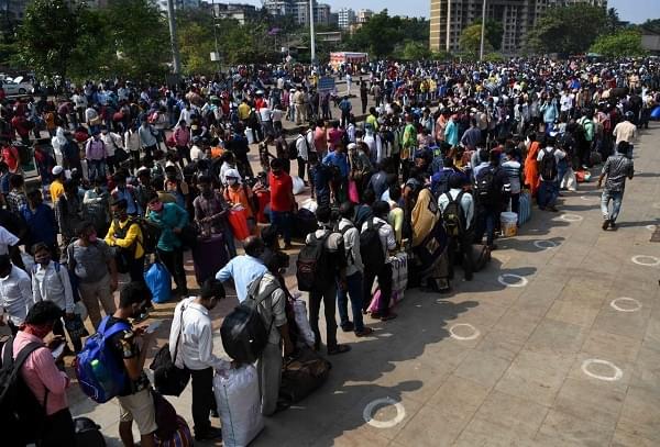 Crowd gathered outside Lokmanya Tilak Terminus in Mumbai (@TOIMumbai/Twitter)