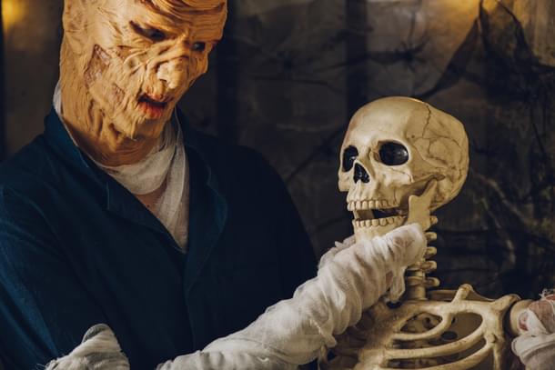 Monster hitting skeleton (Freepik)