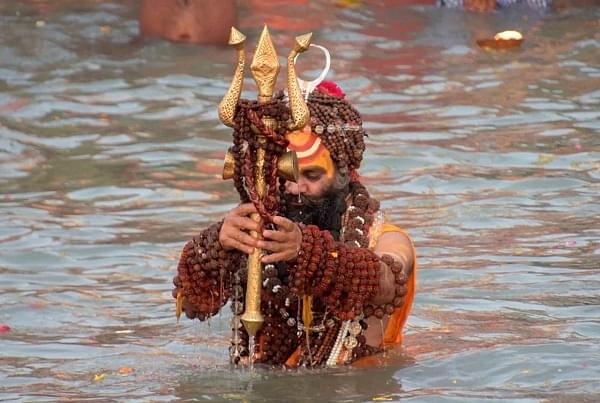 A sadhu at Kumbh Mela 2021 in Haridwar (@TIRATHSRAWAT/Twitter)