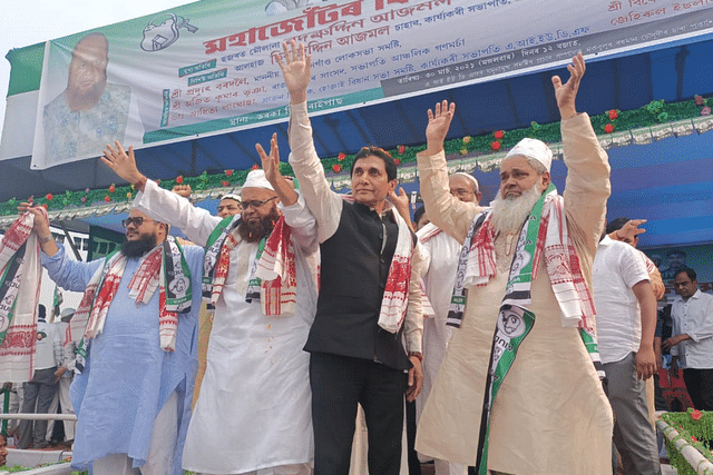 Maulana Badruddin Ajmal and others in Jamunamukh (Photo: @BadruddinAjmal/Twitter)